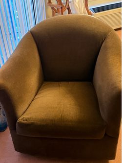Swivel bucket chair