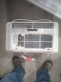 6000 BTU AC window works great the only thing is I don't have the faceplate.