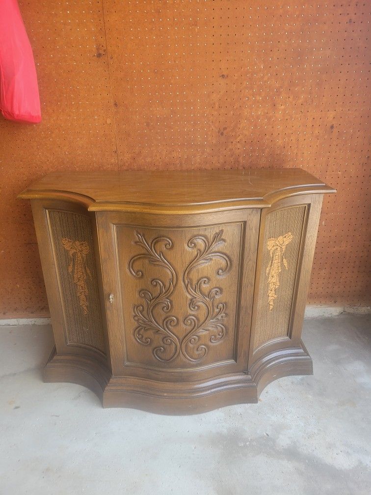 Magnavox Stereo Console with AM/FM radio & record player