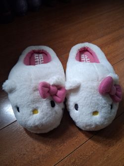 Like NEW Hello Kitty Slippers size 7-8