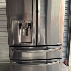 LG BLACK STAINLESS STEEL FRIDGE ** 30 CU FT **