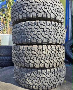 285/70/17 Bfgroodrich Selling a set of 4 tires in excellent condition 🫡