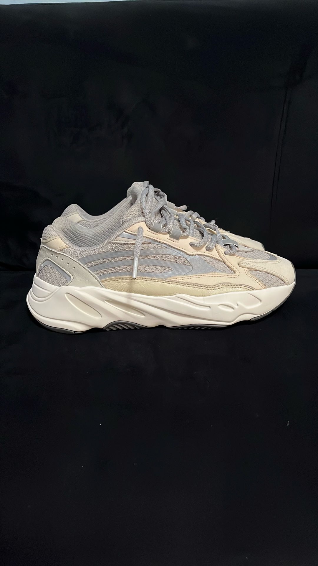 Yeezy 700 V2 Cream Size 9
