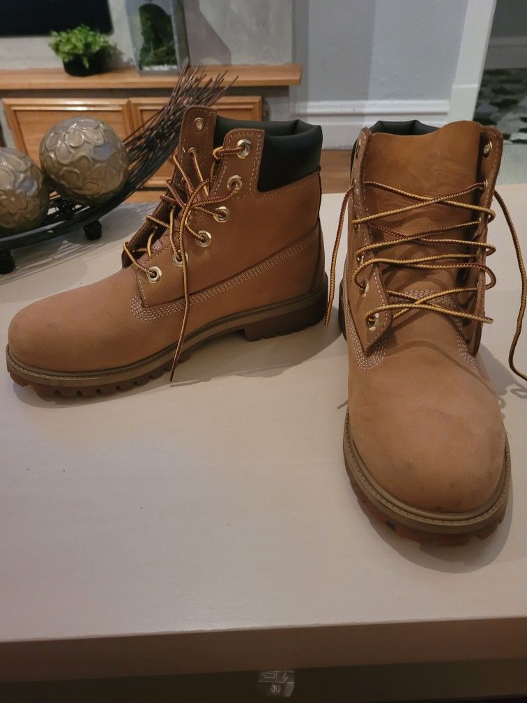 Size 6.5 Wheat Woman's Timberland Boots **Pick Up As Well
