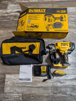 DeWalt 20V MAX XR 15° Coil Roofing Nailer Kit