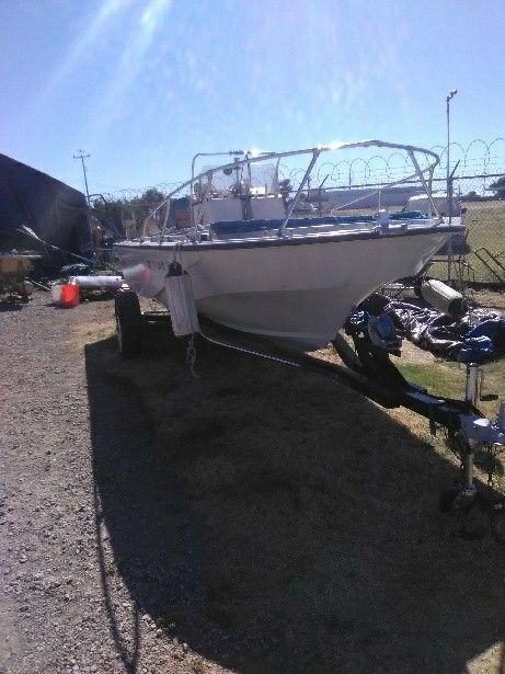 1985 Boston Whaler outrage 19 and a half foot with trailer
