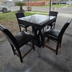 Counter Height TABLE WITH 4 CHAIRS 