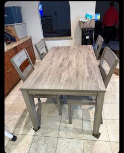 MOVING NEED GONE *** Dinning room table set