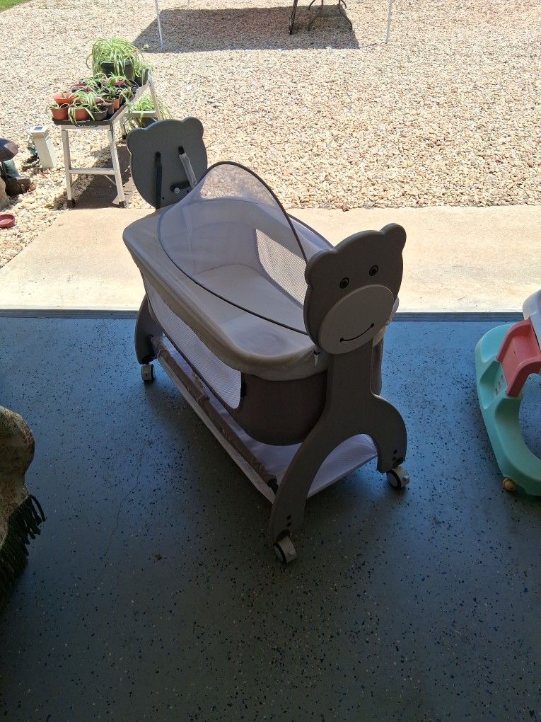 Baby Bassinet With Locking Wheels