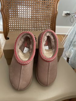Ugg Woman’s Tasman 2 Size 7