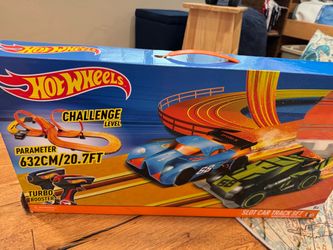 Hot Wheels Challenge Level plus accessories and Storage Vehicle!