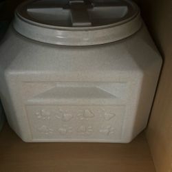 Pet Food Sit Tight Container 
