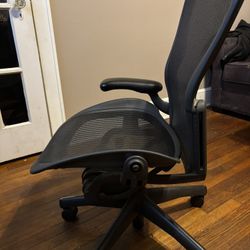 Herman Miller Aeron Chair Size C (Missing Left Arm)