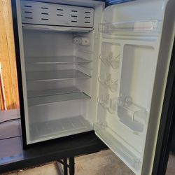 Mini-fridge. Magic Chef,,in Perfect Condition 