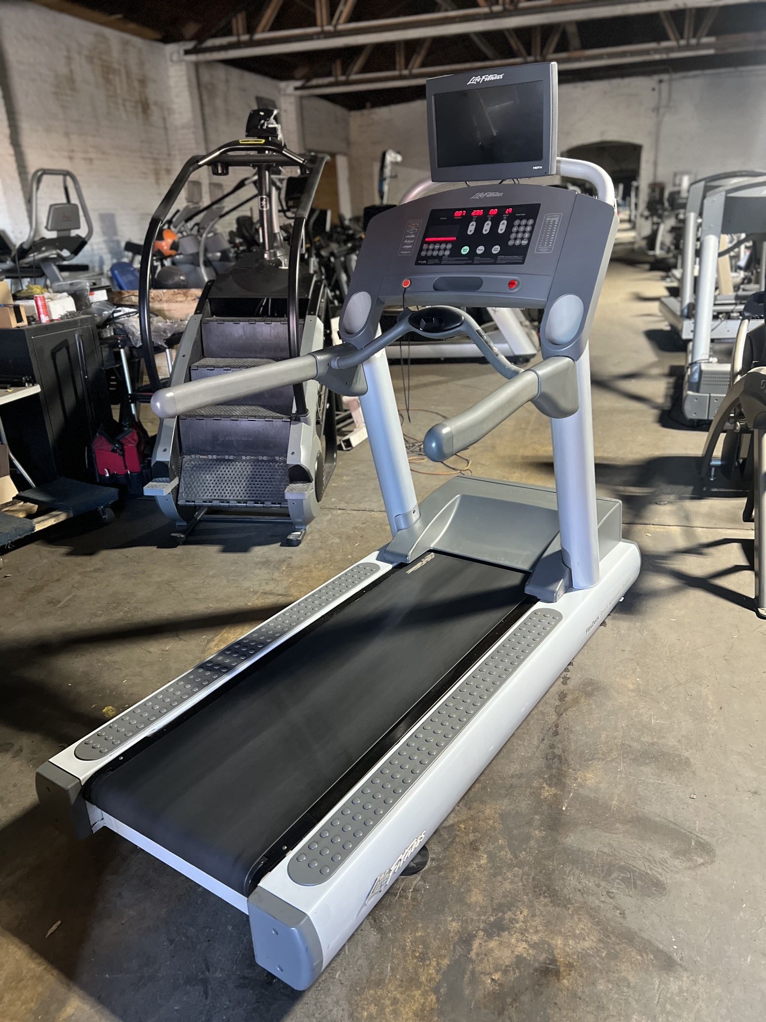 Life Fitness 95ti Treadmill $1000 (LOOK!)