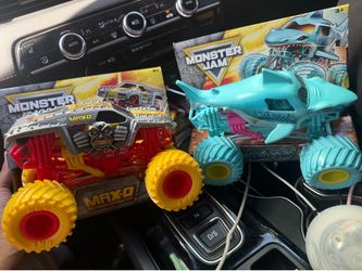 Monster Jam Max D & Megalodon 1:24