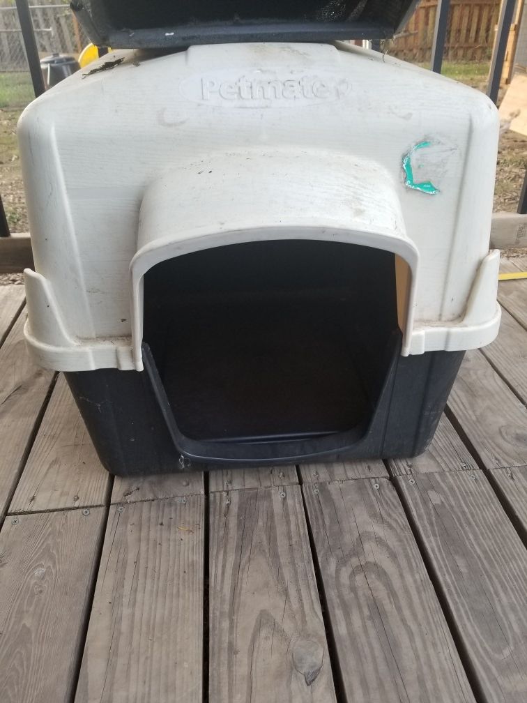 Medium dog house