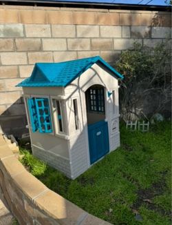 Little Tikes Kids Outdoor Plastic Playhouse