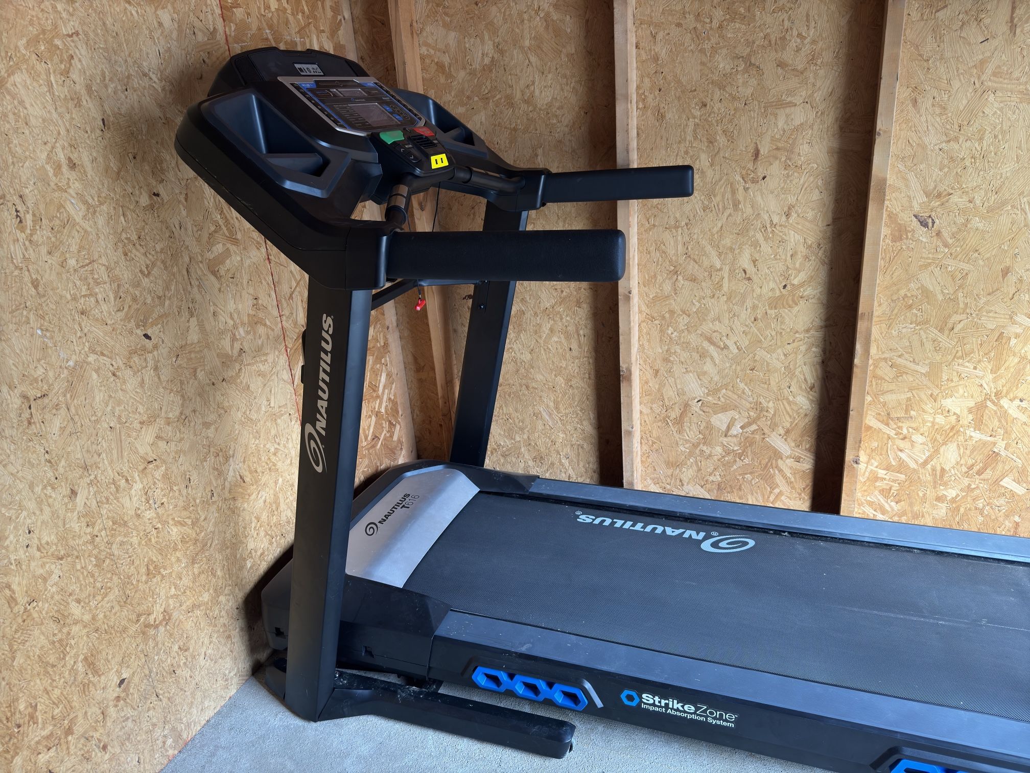 Nautilus T616 Treadmill Strike Zone