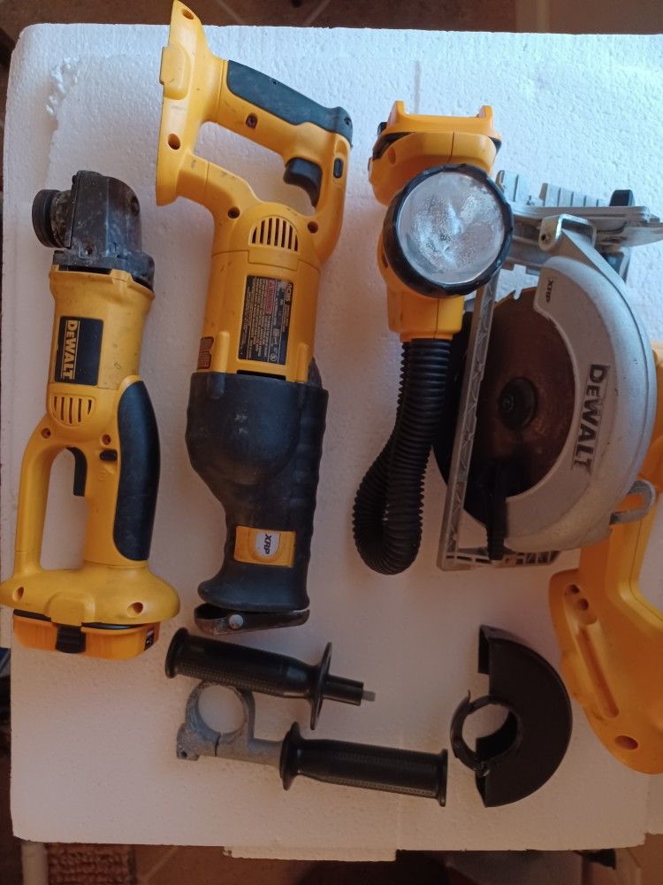 DEWALT 18V NO POWER CHARGER