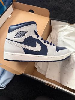 Men’s athletic shoes