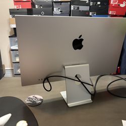 1 Apple Mac Studio Display