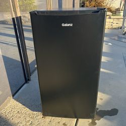 Galanz Mini Fridge 