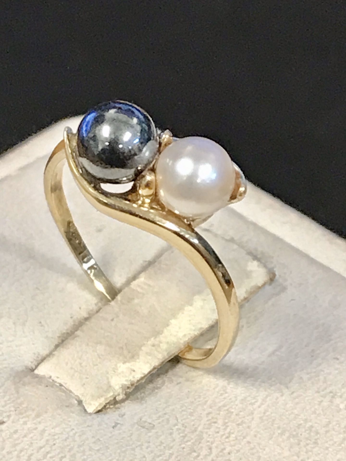 Gold pearl ring