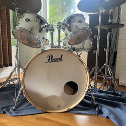 PEARL DRUM SET - CYMBALS NOT INCLUDED