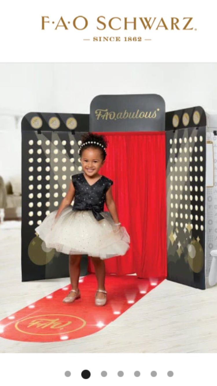 Schwarz Fashion Runway Set 4 Distinct Zones Real Red Carpet Built In LED New In Box