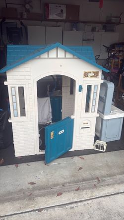 Kids play house