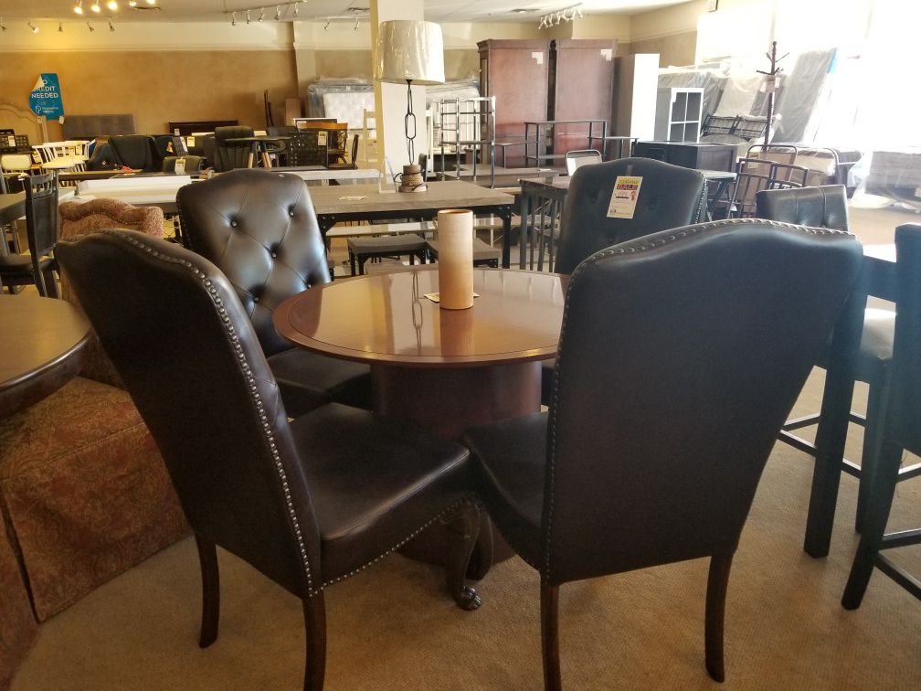 Round Elegant Dining Table with four chairs