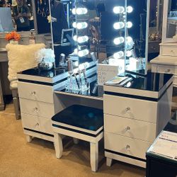 MadonnaWhite/Black Vanity
Furniture of America$10 Down Payment And Financing Available