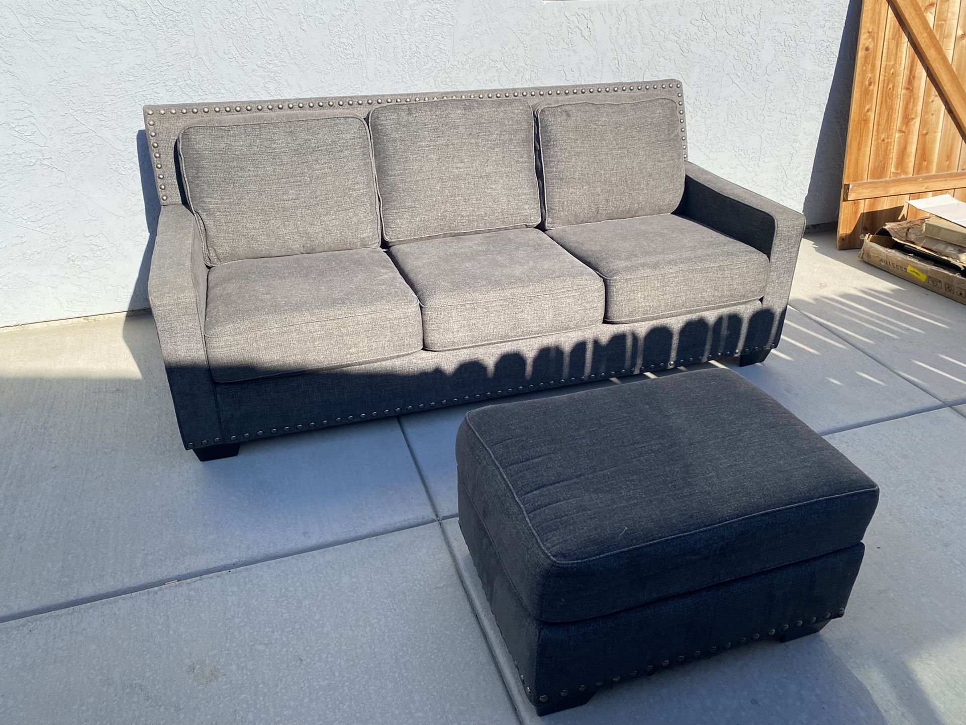 Sofa - Couch - Ottoman - Ashley Furniture - FREE DELIVERY 🚚🛋