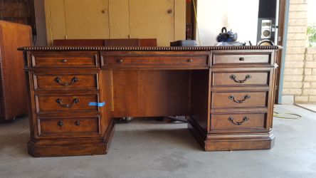 Desk in a great condition.
