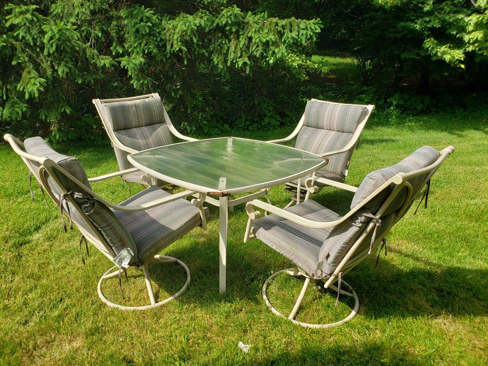Outdoor Patio Furniture - Table & 6 Chairs