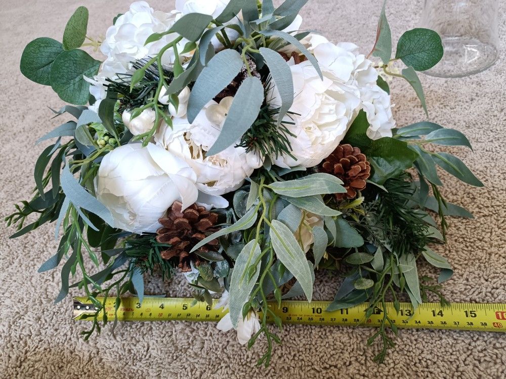 3 Ivory Bridal Bouquets of artificial flowers White

Condition is used twice
$80 for largest bouquet
$30 for 2 smaller bouquets

Measurement of each a