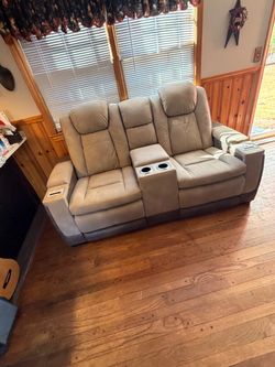Power Reclining Sofa with Console and Cup Holders