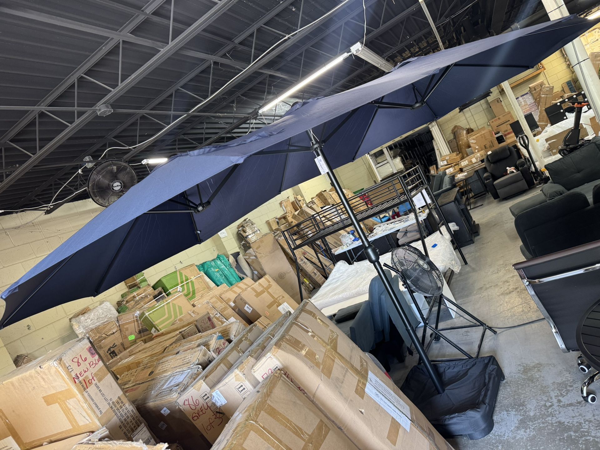 15 Ft Navy Umbrella New With Base
