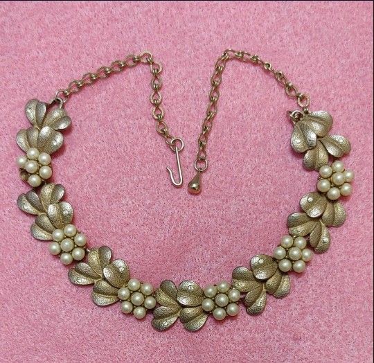Vintage Ladie's Goldtone "FLORAL LINK W/PEARLS" Choker Necklace W/Adjustable Clasp EXCELLENT CONDITION😇Please Read Description.