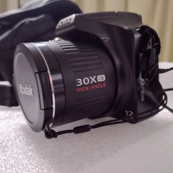 Kodak EasyShare Max Z990 12 MP 30X Digital Camera Tested With Case