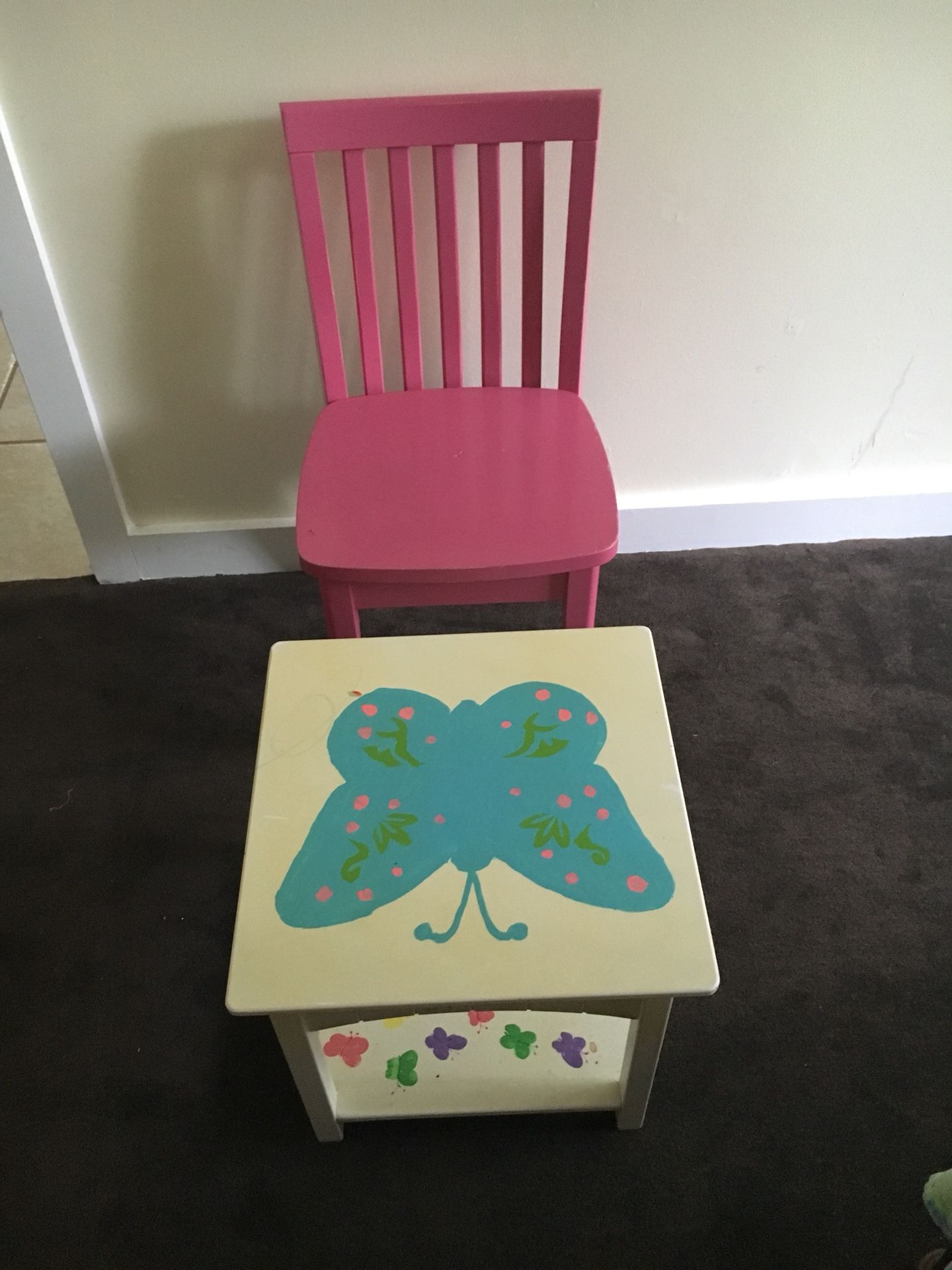 Kid’s table and chair