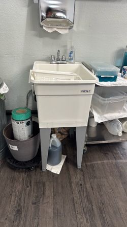 Lil tub sink