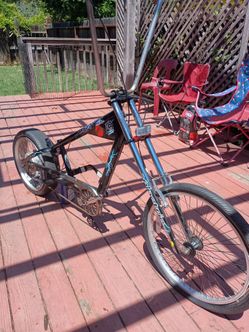 Electric stingray chopper bike ,they don't make anymore,original paint iss cool just needs power plug ,battery and throttle a fun project with a reall