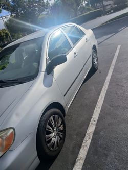 Toyota Corolla.   CD.    .plateado .   Año2008