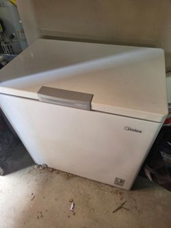 Midea 7 cu. ft. Chest Freezer