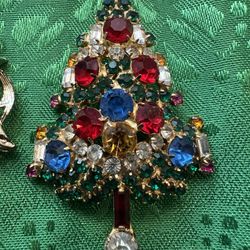 Christmas Vintage Collectable Pins 