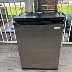 Insignia 5.6 Cubic Ft Kegerator