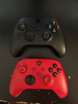 2 Xbox one controllers