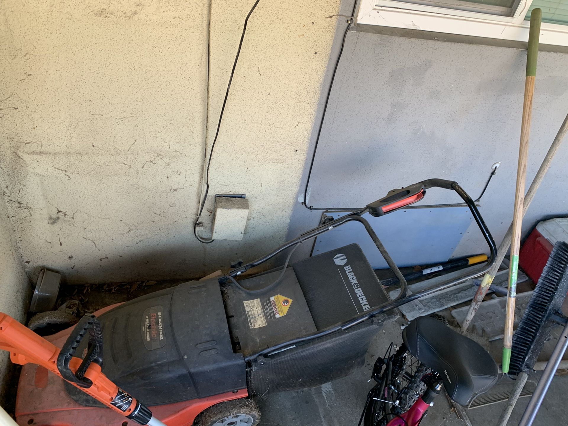 Electric lawn mower